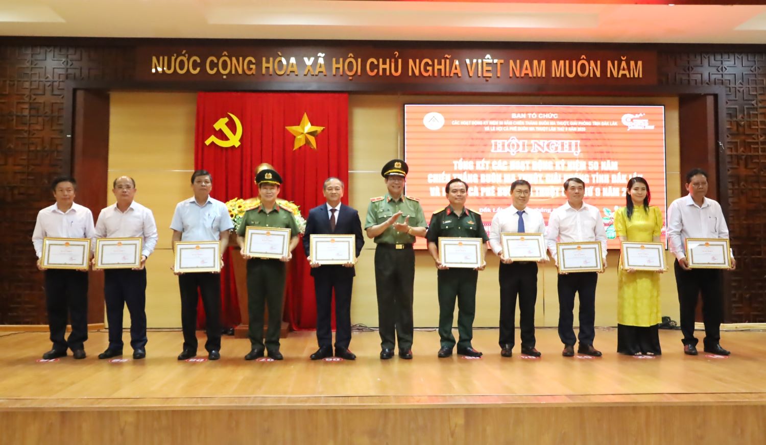 Thiếu tướng Lê Vinh Quy – Giám đốc Công an tỉnh trao tặng Bằng khen cho các tập thể.
